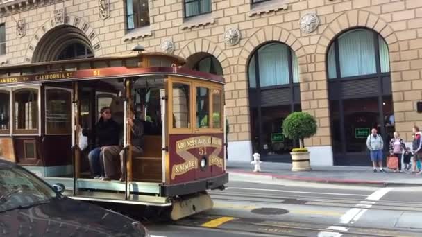 Um teleférico tradicional movendo-se pelas ruas do distrito financeiro de São Francisco — Vídeo de Stock