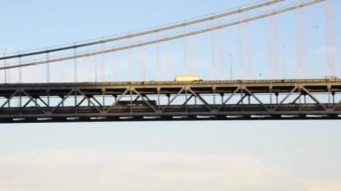  bir asma köprü trafiğini