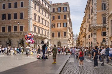 turistler Largo Goldoni Roma, İtalya bazı dansçıları gösterilere