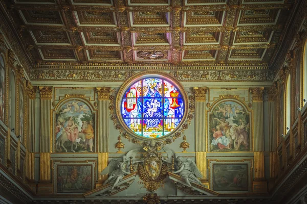 Janela de rosa decorada da Basílica de Santa Maria Maggiore em Roma — Fotografia de Stock