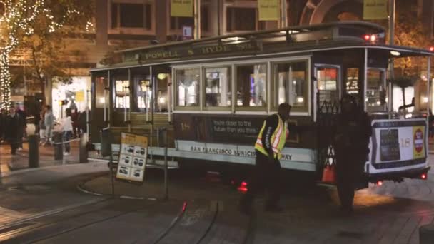 San Francisco Usa October 2016 Two Workers Turn Cable Car — Stock Video