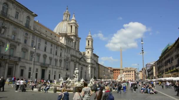 Туристы на площади Пьяцца Навона в Риме наслаждаются солнечным днем — стоковое видео
