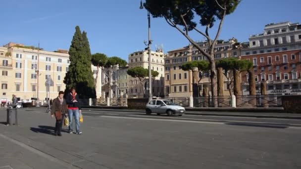 Gente caminando en la ciudad en un día soleado — Vídeos de Stock