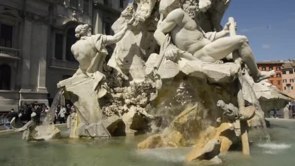 Fontänen av de fyra floderna i Piazza Navona på en solig dag — Stockvideo