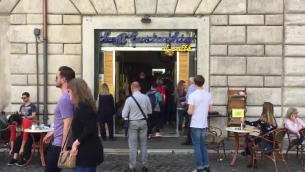Клиенты, стоящие в очереди на вход в знаменитый бар Sant 'Eustachio в Риме — стоковое видео