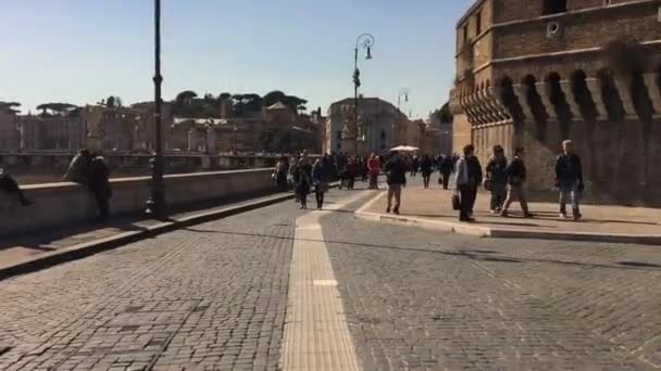 Turistas caminhando sob o famoso monumento Castel Sant 'Angelo — Vídeo de Stock
