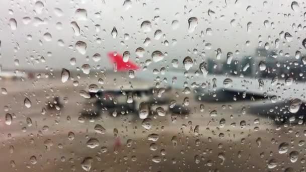 Окно самолета с каплями дождя — стоковое видео