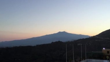 Etna yanardağı bir gün batımında, deniz