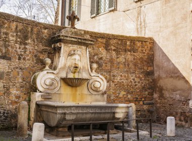 Via Cavour Roma olarak bilinen Giulia çeşme