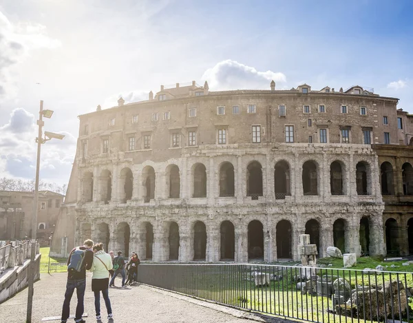 Teatro Marcello con turisti in visita al monumento — Foto Stock