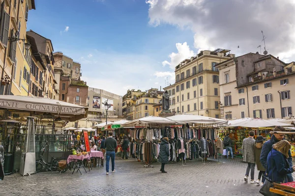 Mercato con persone non identificate sul Campo de Fiori a Roma — Foto Stock