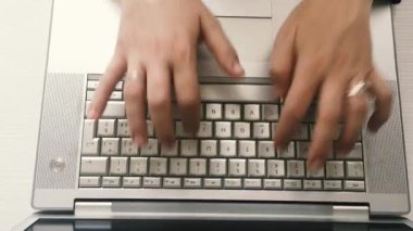 tipik bir dizüstü bilgisayar klavye üzerinde eller havadan görünümü