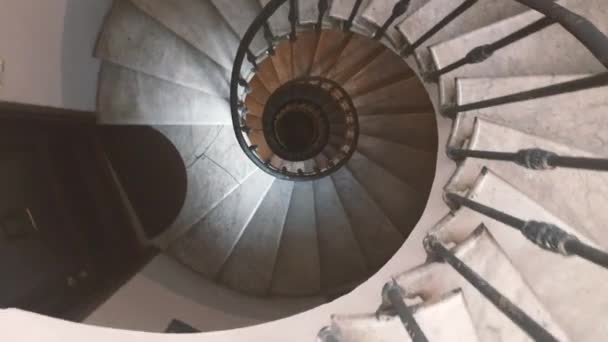 Спуск Старинной Винтовой Лестнице Украшенными Железными Перилами — стоковое видео