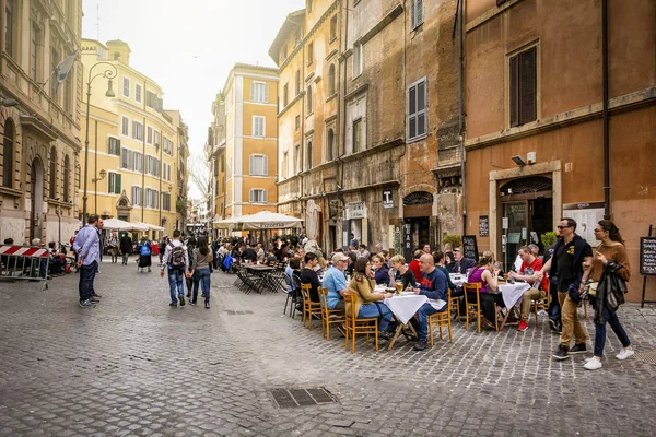 Nie do poznania osób siedzi w tabelach Koszerna restauracja w zabytkowej dzielnicy żydowskiej w Rzymie — Zdjęcie stockowe