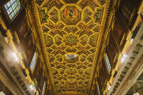 Detalhe do teto de madeira decorado da igreja de Santa Maria em Trastevere em Roma — Fotografia de Stock