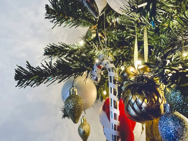 Vista de cerca de las decoraciones de un árbol de Navidad —  Fotos de Stock