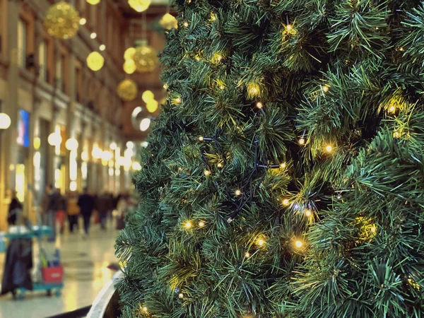 Närbild av de dekorativa LED-lampor i en stor julgran. — Stockfoto