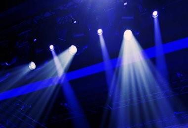 Bir olay sırasında sahne ışıkları. Canlı konser ve etkinlikler. Aydınlanmış sahne