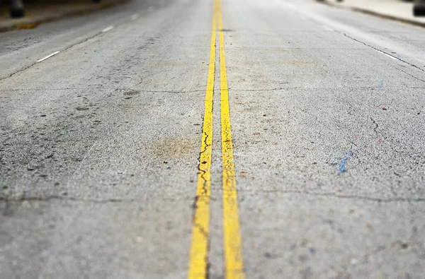 Route asphaltée vide avec deux lignes jaunes continues peintes à la surface . — Photo