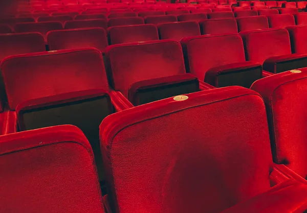 Puste czerwone aksamitne fotele — Zdjęcie stockowe
