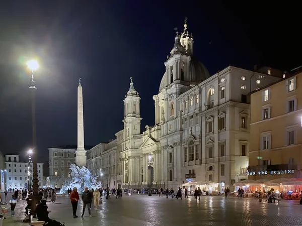 Roma Itália Fevereiro 2020 Pessoas Desfrutando Uma Bela Noite Andando — Fotografia de Stock