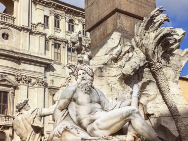 Roma 'daki Piazza Navona' daki dört nehrin çeşmesinde Ganj Nehri 'ni temsil eden heykelin başında dinlenen bir martı. Seyahat ve ünlü varış yerleri