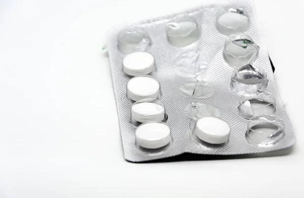 Białe Tabletki Zapakowane Aluminiowy Plastikowy Blister Brakującymi Tabletkami Produkty Farmaceutyczne — Zdjęcie stockowe
