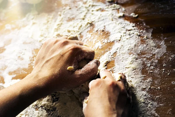Θηλυκά Χέρια Ζυμώνουν Μια Ζύμη Αλεύρου Τυλίγοντάς Την Ξύλινη Σανίδα — Φωτογραφία Αρχείου