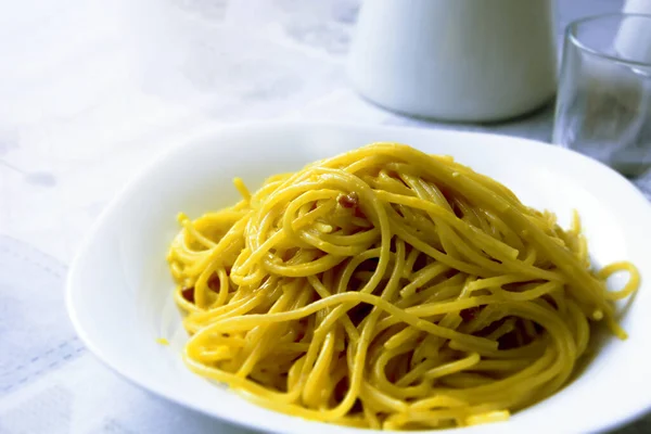 スパゲティ カルボナーラの近景です 典型的なイタリア料理 主な材料は卵 パルメザンチーズ ペコリーノチーズとベーコン 観光客に愛される伝統的なローマ料理 — ストック写真