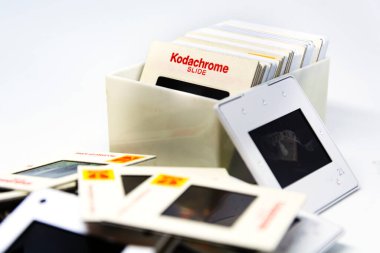 Roma, İtalya, 22 Nisan 2020: 70 'lerden kalma bir grup Kodachrome marka slayt beyaz arka planda izole edilmiş plastik bir kutunun içinde. Fotoğraf desteği şimdi eskidi.