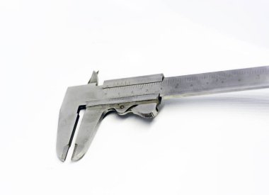 Bir nesnenin iki zıt tarafı arasındaki mesafeyi ölçmek için kullanılan metalik kalibrenin ayrıntılı görünümü. Mühendislik ve inşaat endüstrisi. Beyaz bir arkaplanda izole edilmiş