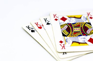 Beyaz arka planda izole edilmiş dört kralı gösteren iskambil kağıtları. Kral pokeri. Kumar ve şans.