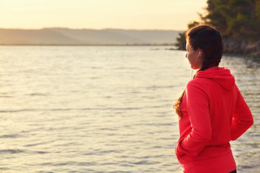 Genç kadın çalıştırdıktan sonra Plajı'nda müzik dinlemek