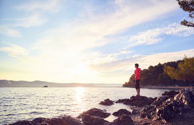 Dinlenme ve çalıştırdıktan sonra sahilde rahatlatıcı genç kadın