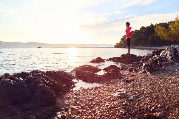 Young woman resting and relaxing at the beach after run — Stock Photo, Image