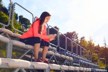Tipik haber telefonunu açık kadın.