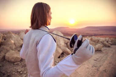 Fencer adam omuzlarında kılıç holding