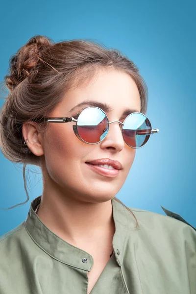 Yuvarlak güneş gözlüklü genç güzel kadın portresi yüz — Stok fotoğraf