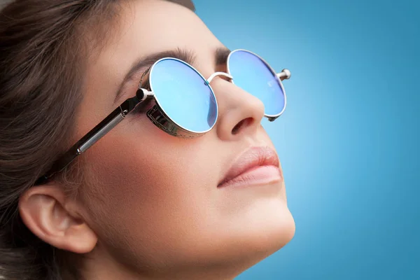 Ritratto facciale di giovane bella donna in occhiali da sole rotondi — Foto Stock