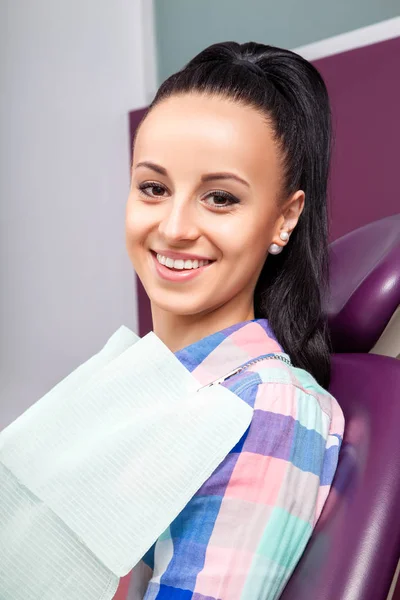 Žena pacient s perfektní rovný bílý zuby čekání na zubaře — Stock fotografie