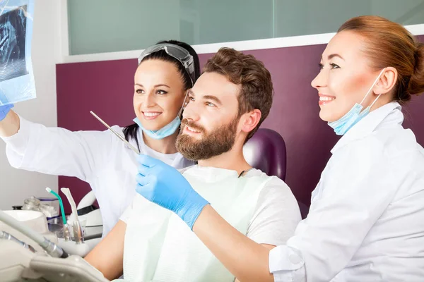 El dentista muestra una radiografía de dientes del paciente . —  Fotos de Stock