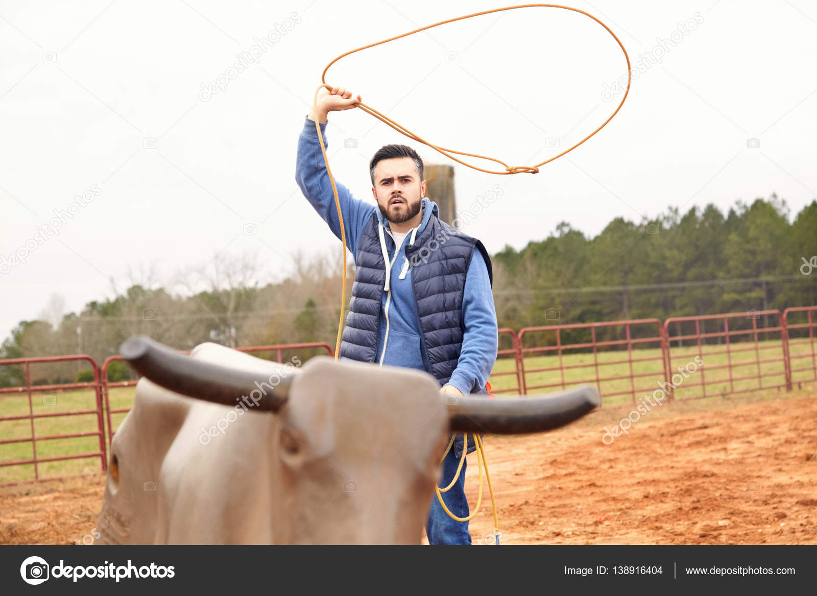 Man training making loope and throwing lasso to bull simulator — Stock  Photo © LazorPhotography #138916404