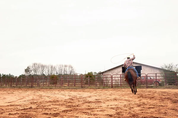 Cowboy Ridning och galopperar på häst, kasta lasso i ranch — Stockfoto