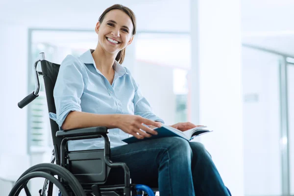 Jeune femme souriante en fauteuil roulant — Photo