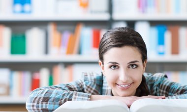 zeki bir kız kitap okuma