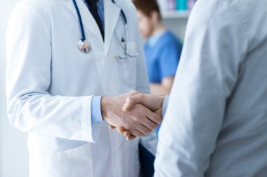 Doktor ve hasta el sıkışıyor