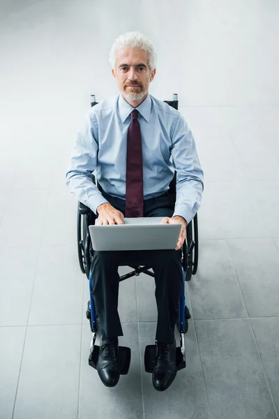 Selbstbewusster Geschäftsmann im Rollstuhl — Stockfoto