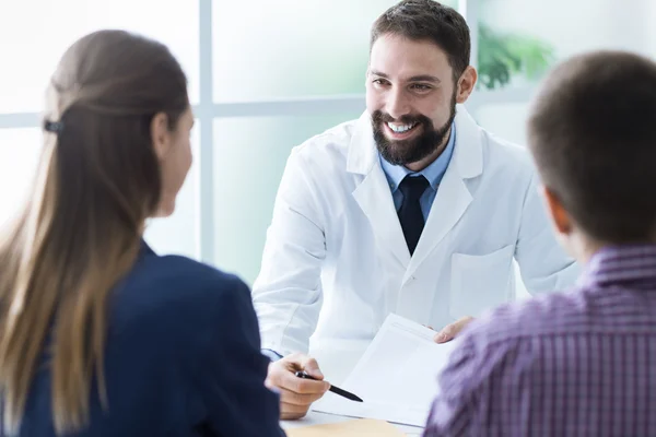 Casal no consultório do médico — Fotografia de Stock