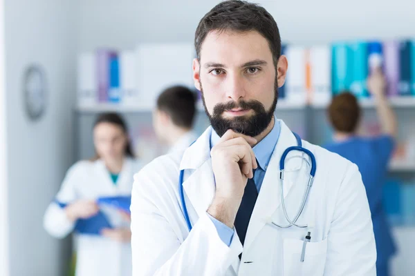 Médico confiado posando en el consultorio —  Fotos de Stock