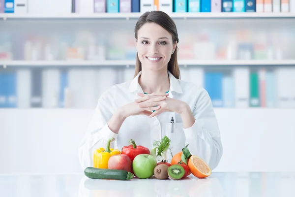 Dietista sonriente con verduras saludables — Foto de Stock